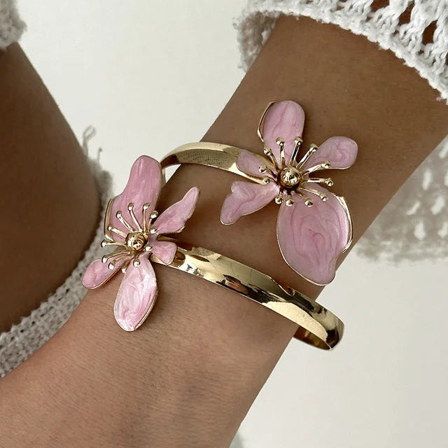 Pulsera abierta adornada con flores exóticas rosas