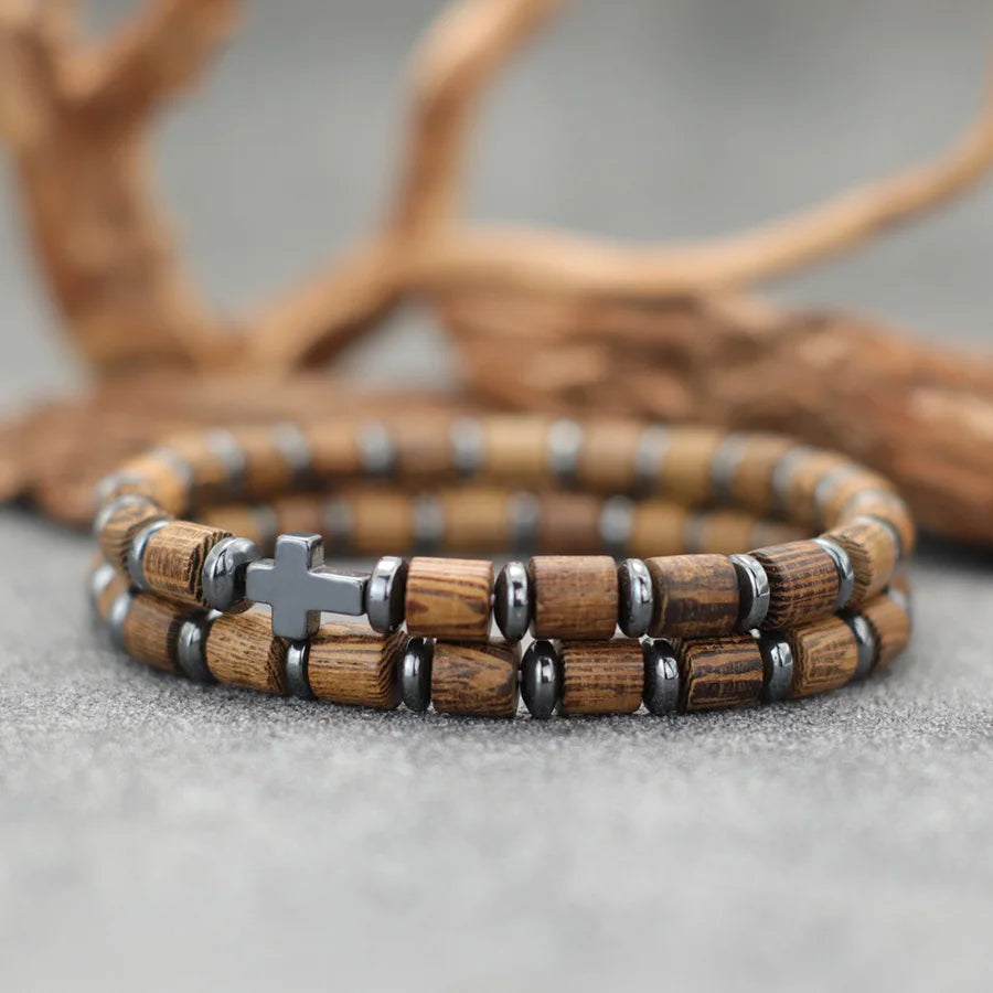 Pulsera con cruz y cuentas con efecto madera