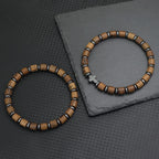 Pulsera con cruz y cuentas con efecto madera