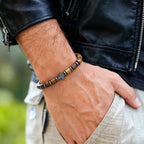 Pulsera con cruz y cuentas con efecto madera