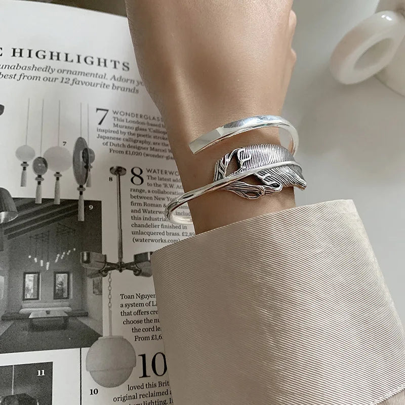 Pulsera de pluma plateada para mujer