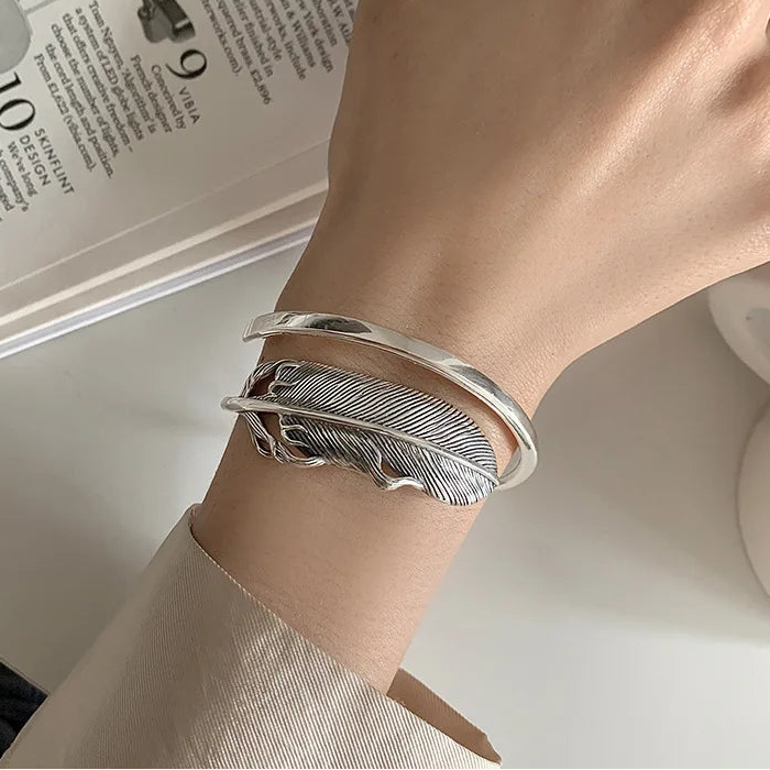 Pulsera de pluma plateada para mujer