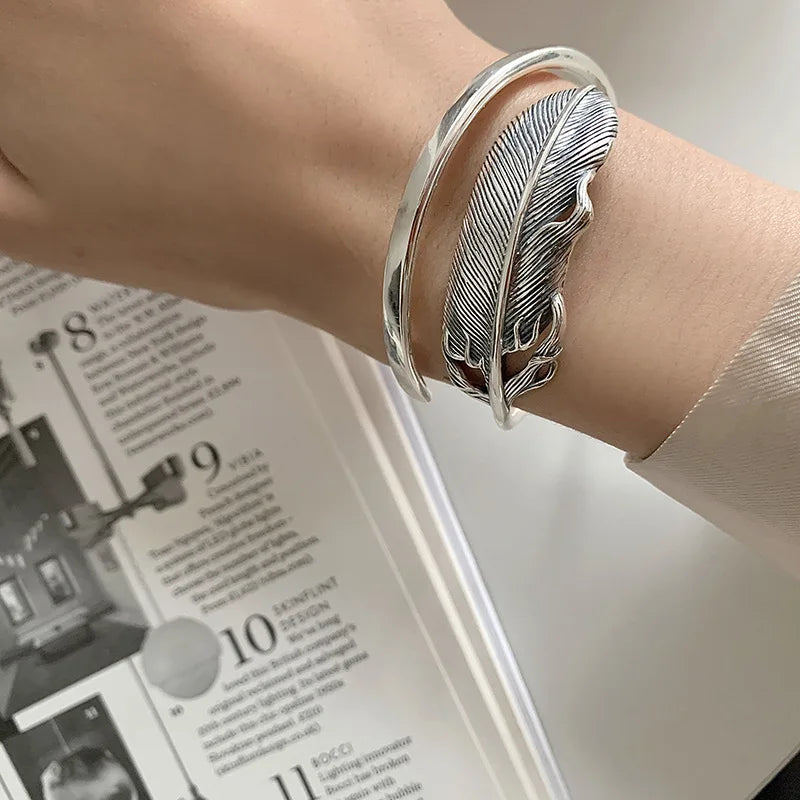 Pulsera de pluma plateada para mujer