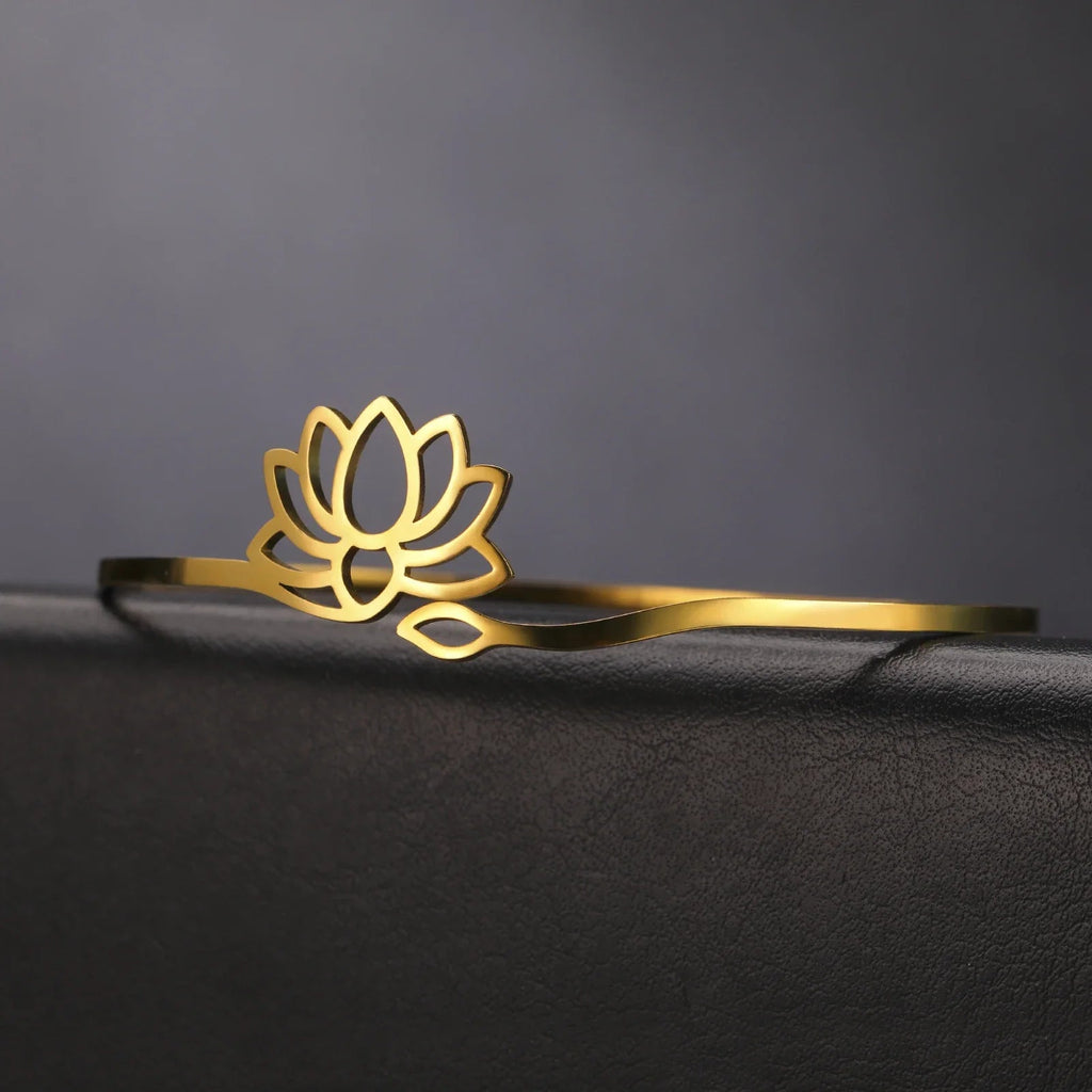 Pulsera rígida Flor de Loto para mujer oro