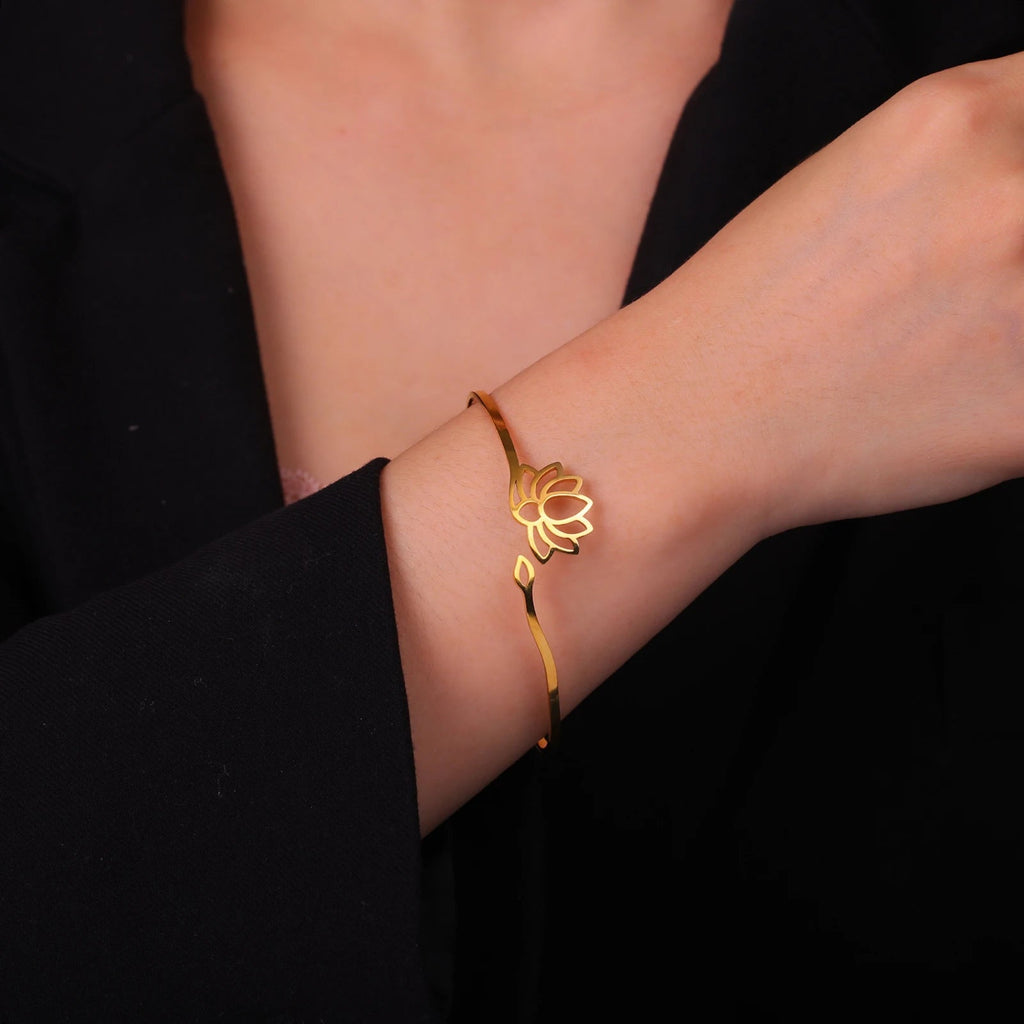 Pulsera rígida Flor de Loto para mujer oro