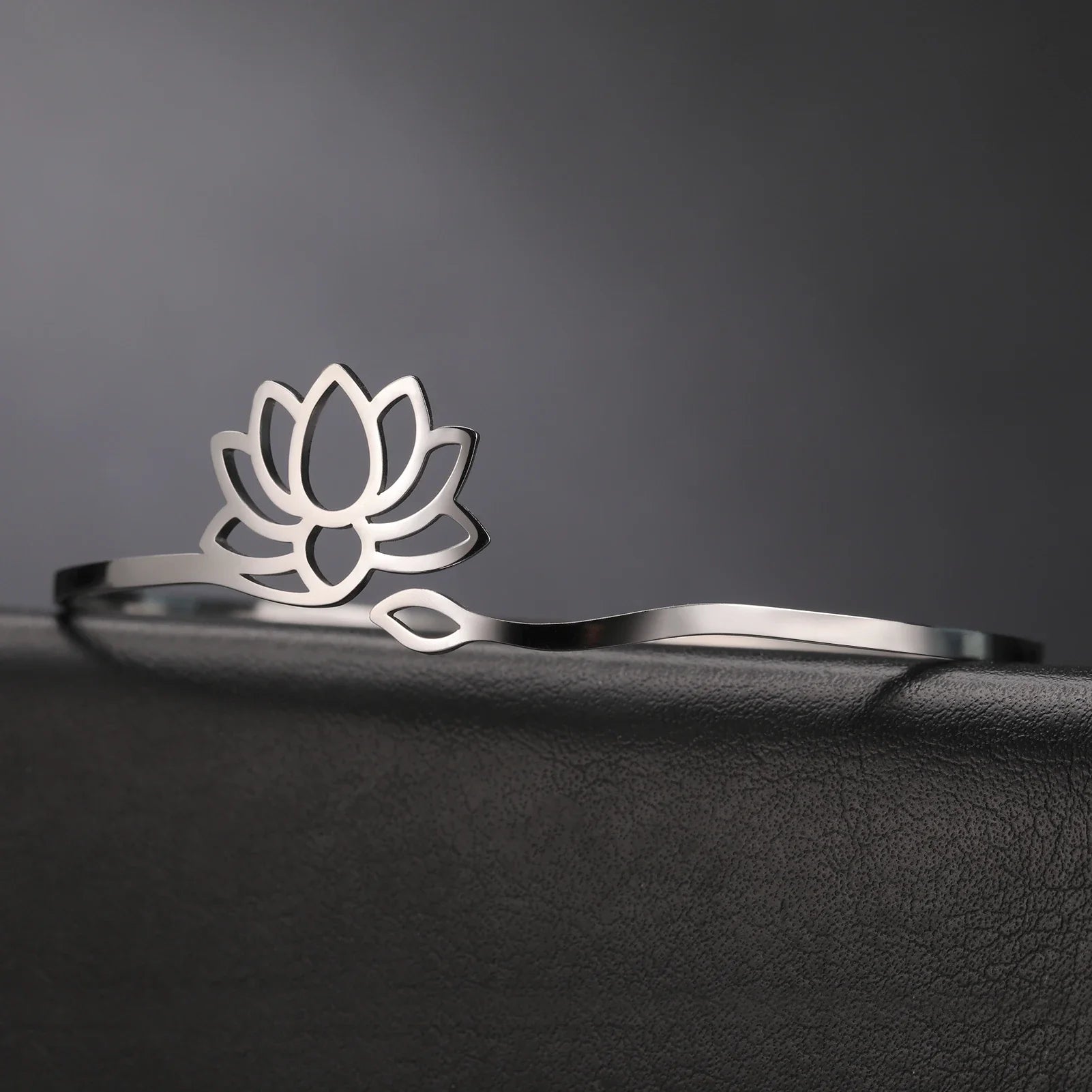 Pulsera rígida Flor de Loto para mujer plata