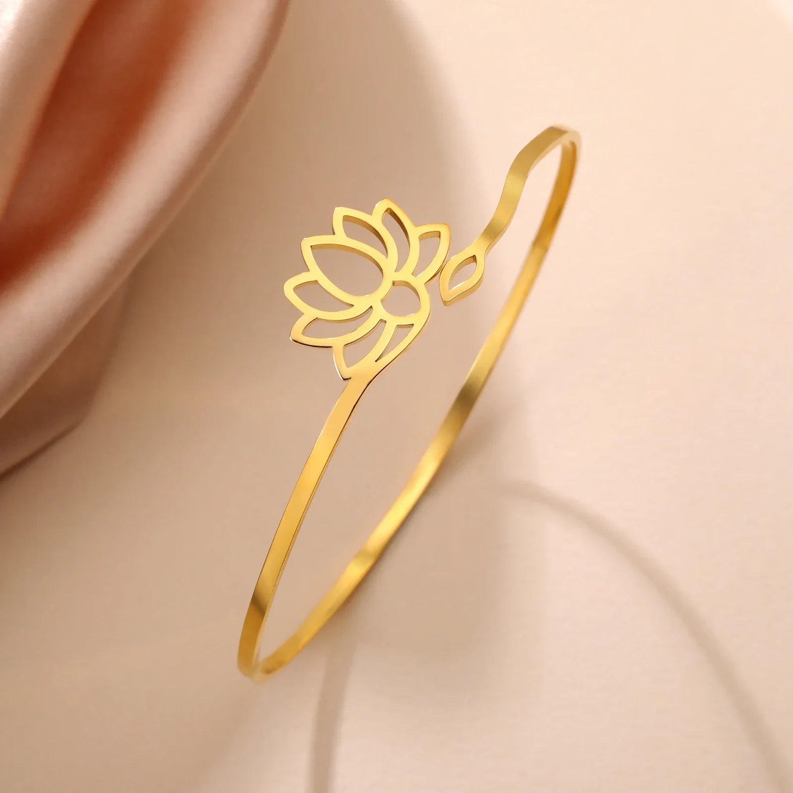 Pulsera rígida Flor de Loto para mujer oro