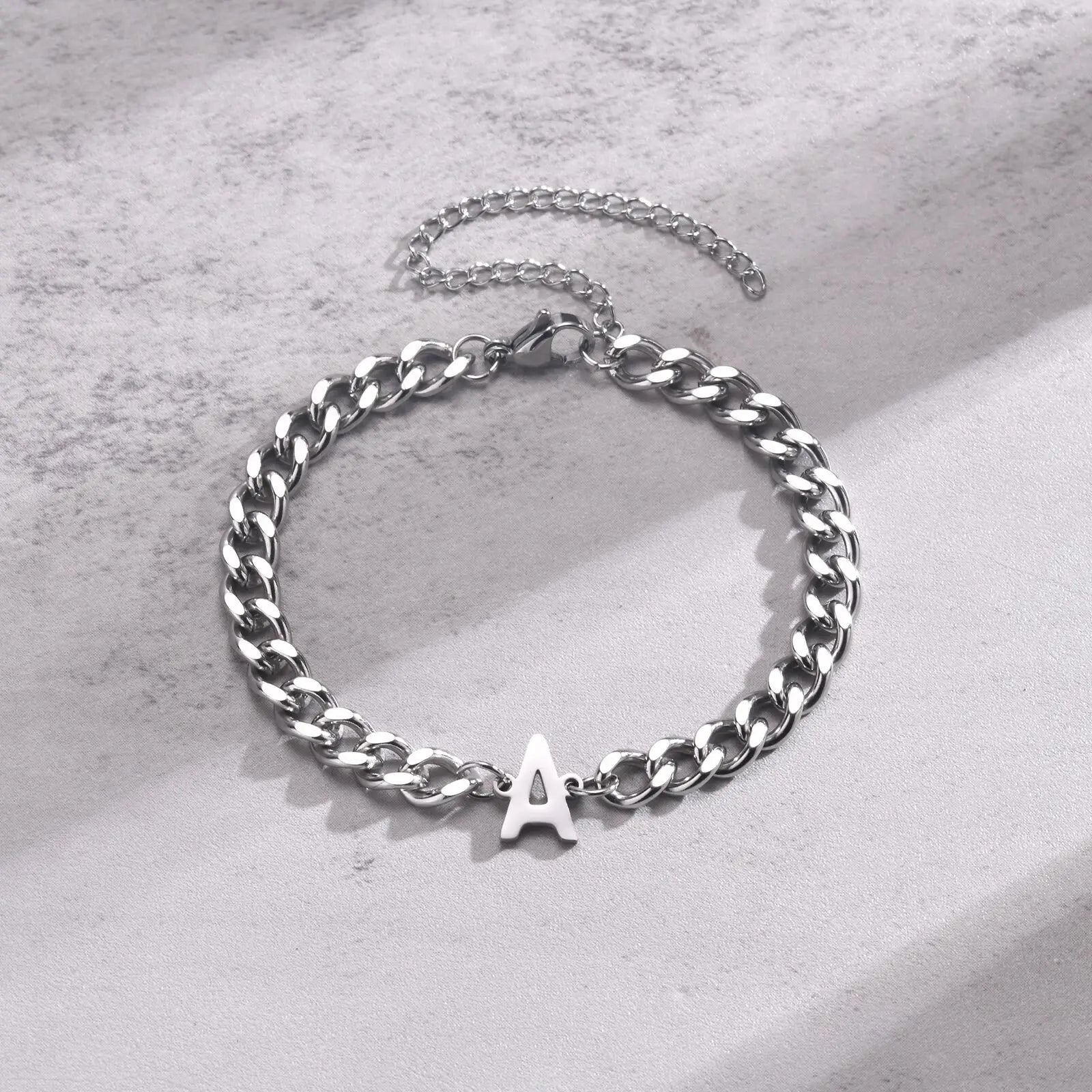 Pulsera trenzada inicial a