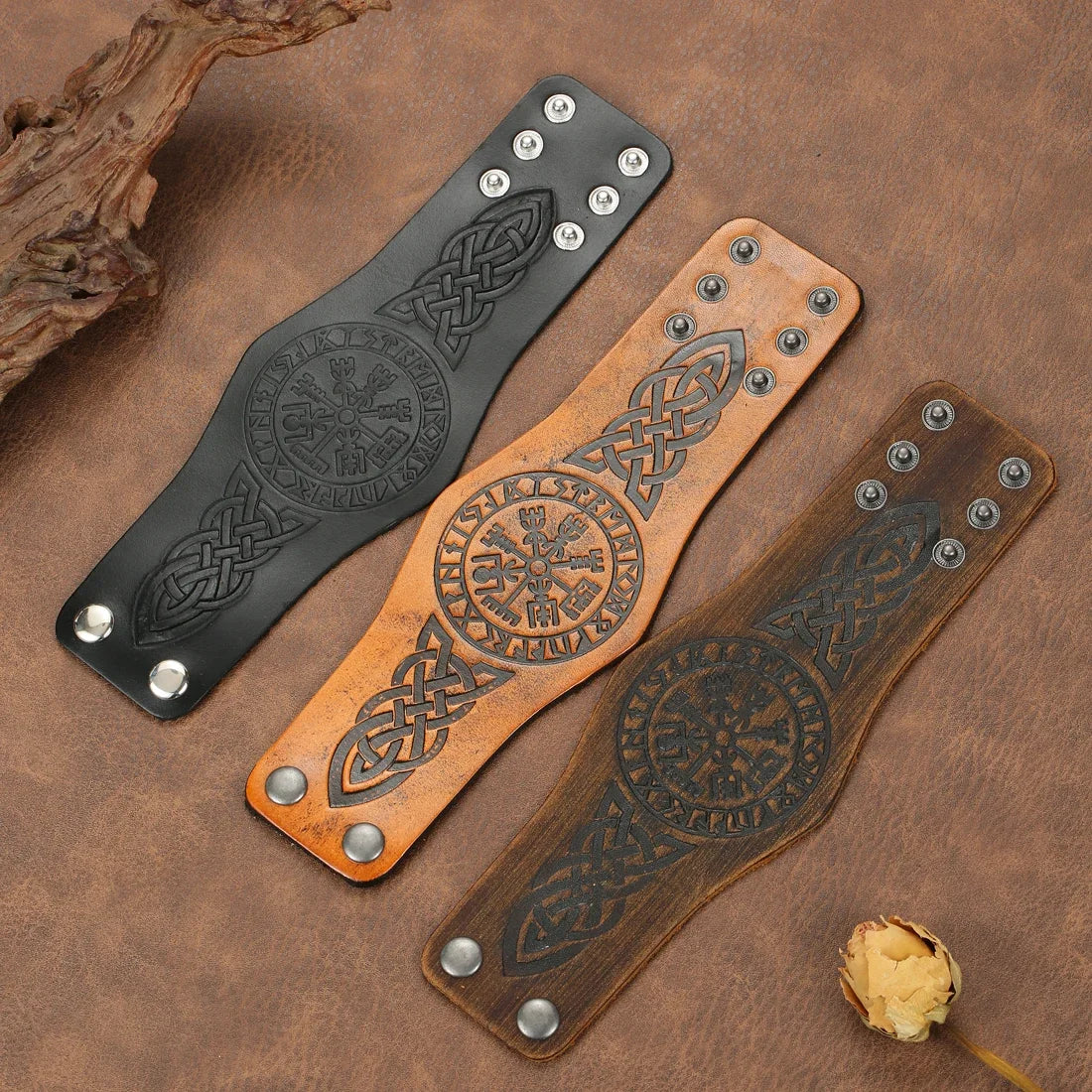 Pulsera Vikinga Vegvisir de cuero negro