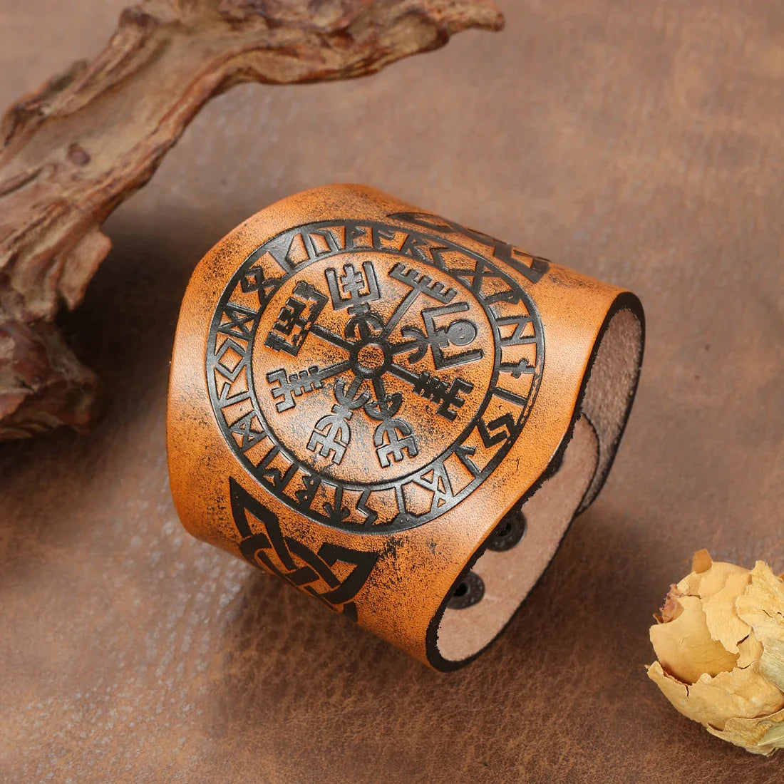Pulsera Vikinga Vegvisir de cuero marrón