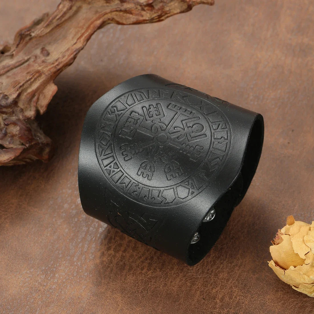 Pulsera Vikinga Vegvisir de cuero negro
