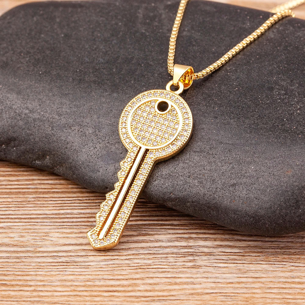 Collar ajustable con colgante de llave