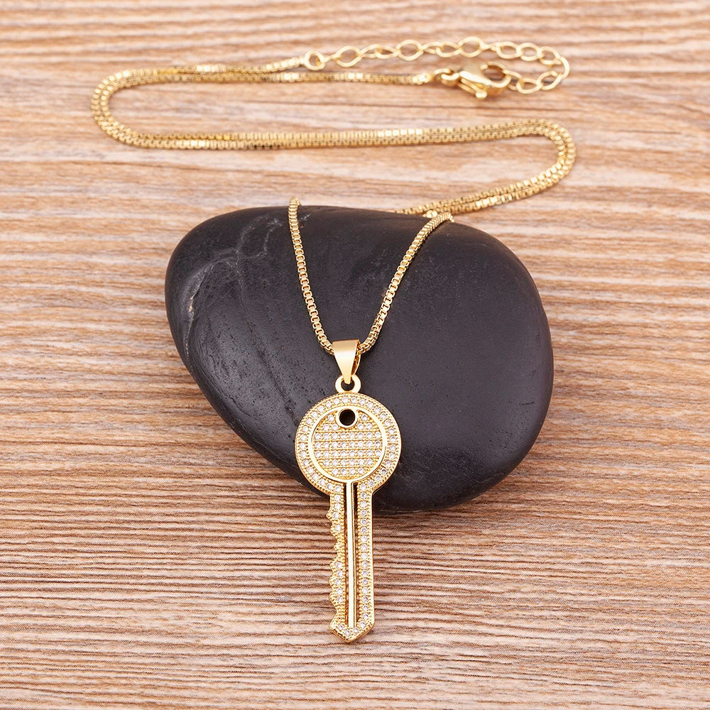 Collar ajustable con colgante de llave