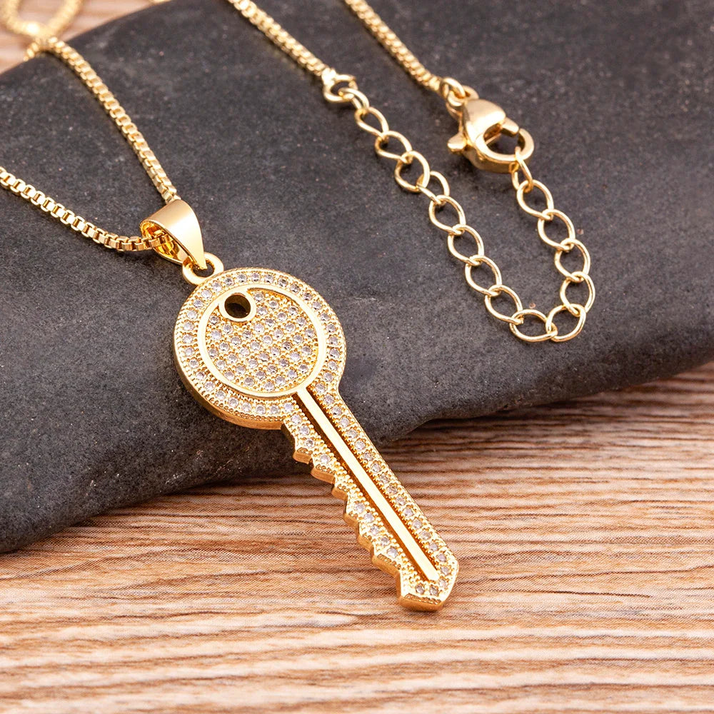 Collar ajustable con colgante de llave 