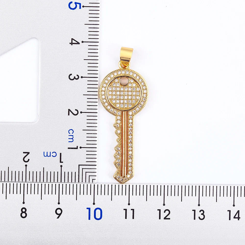 Collar ajustable con colgante de llave