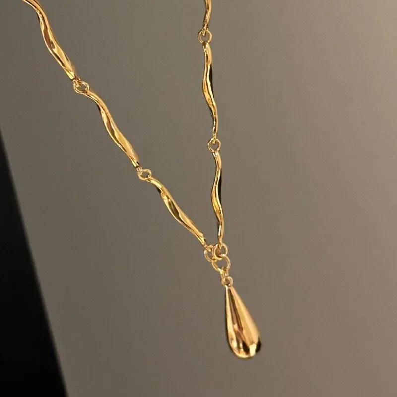Collar Asimétrico con Colgante de Gota de Agua