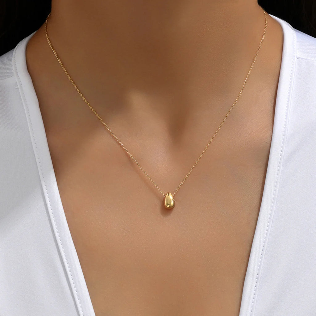 Collar con colgante fino en forma de gota de agua dorado