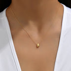 Collar con colgante fino en forma de gota de agua dorado