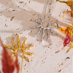 Collier avec grand pendentif demi-soleil aux rayons ondulés argent