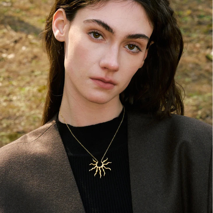 Collier avec grand pendentif demi-soleil aux rayons ondulés or