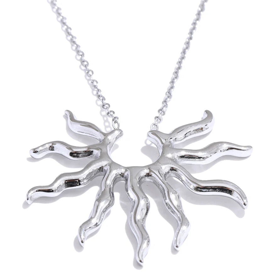 Collier avec grand pendentif demi-soleil aux rayons ondulés argent