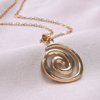 Collar con gran colgante espiral calada oro