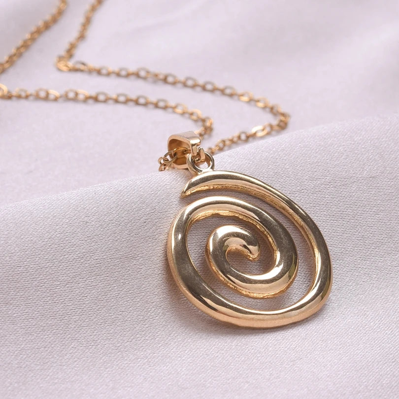 Collar con gran colgante espiral calada oro