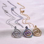 Collar con gran colgante espiral calada
