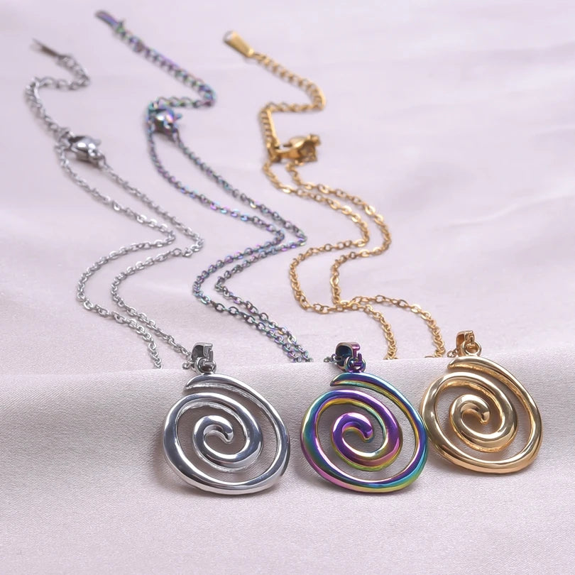 Collar con gran colgante espiral calada
