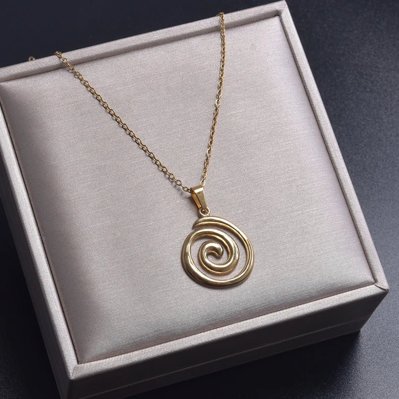 Collar con gran colgante espiral calada oro