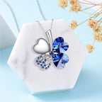 Collar con gran colgante de trébol de cuatro corazones en cristales de colores azul oscuro