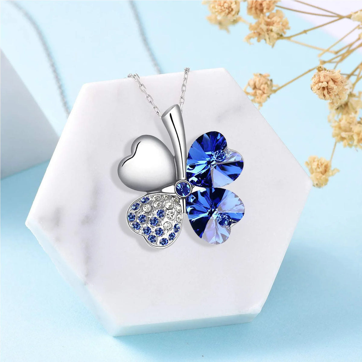 Collar con gran colgante de trébol de cuatro corazones en cristales de colores azul oscuro