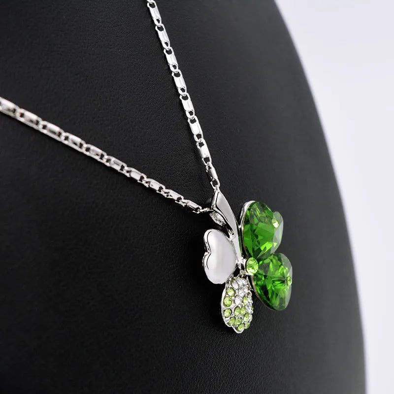 Collar con gran colgante de trébol de cuatro corazones en cristales de colores verde