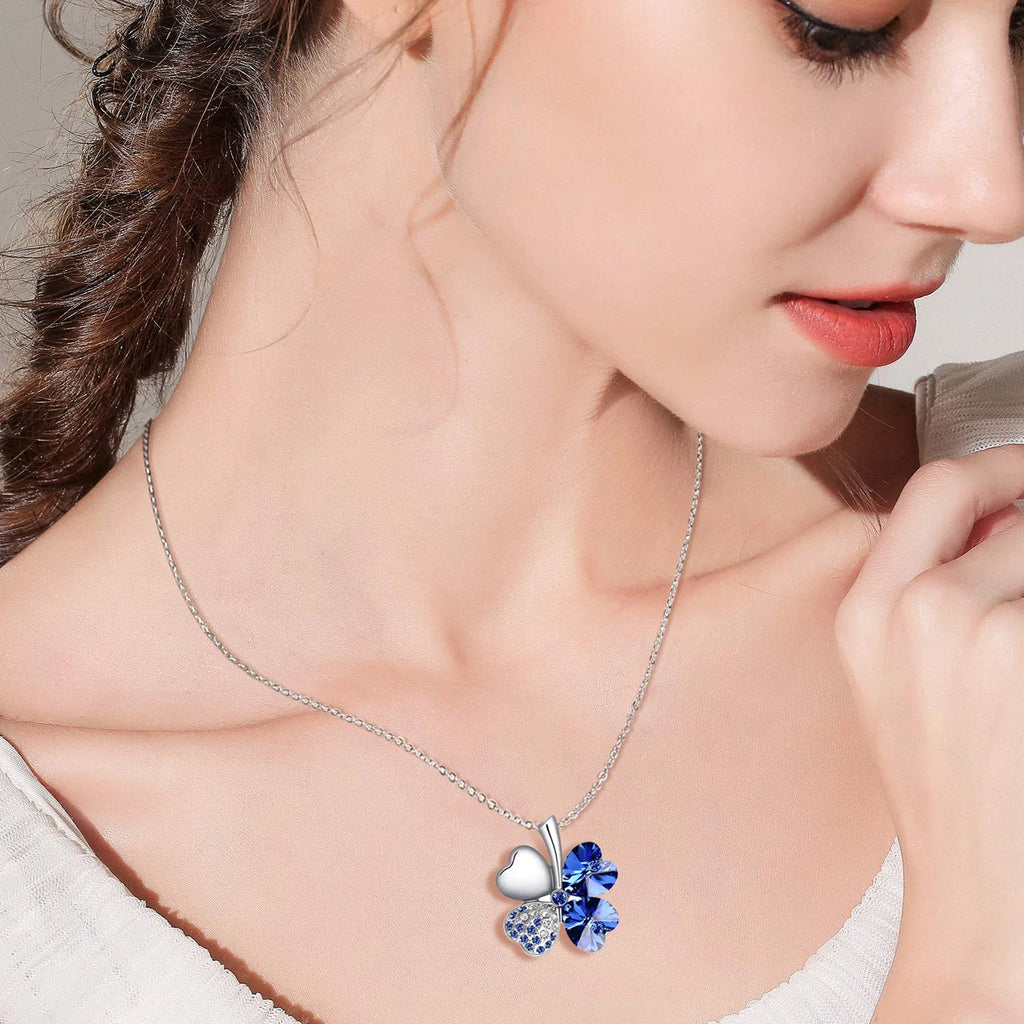 Collar con gran colgante de trébol de cuatro corazones en cristales de colores azul oscuro