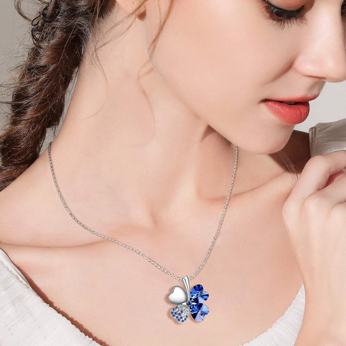 Collar con gran colgante de trébol de cuatro corazones en cristales de colores azul oscuro