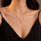 Collar con bonito colgante de corazón de piedra de luna