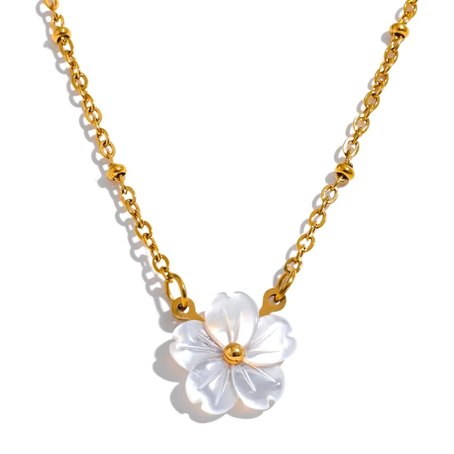 Collar con bonito colgante de flor blanca