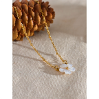Collar con bonito colgante de flor blanca