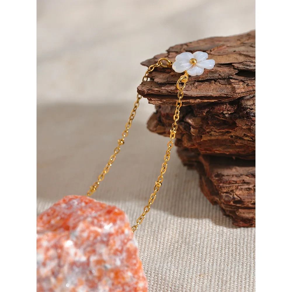 Collar con bonito colgante de flor blanca