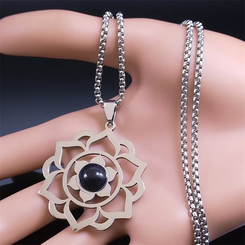 Collar con bonito colgante de flor de loto 