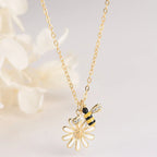 Collar con colgante de abeja y flor de margarita