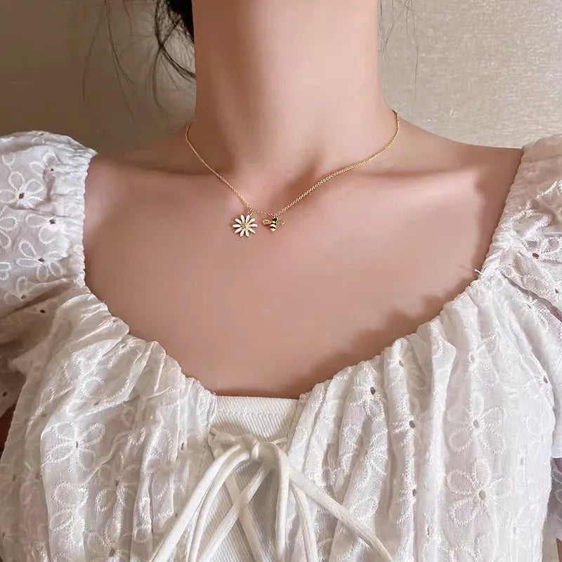 Collar con colgante de abeja y flor de margarita
