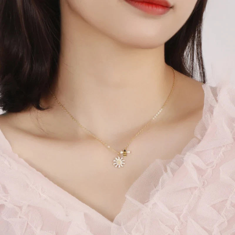Collar con colgante de abeja y flor de margarita