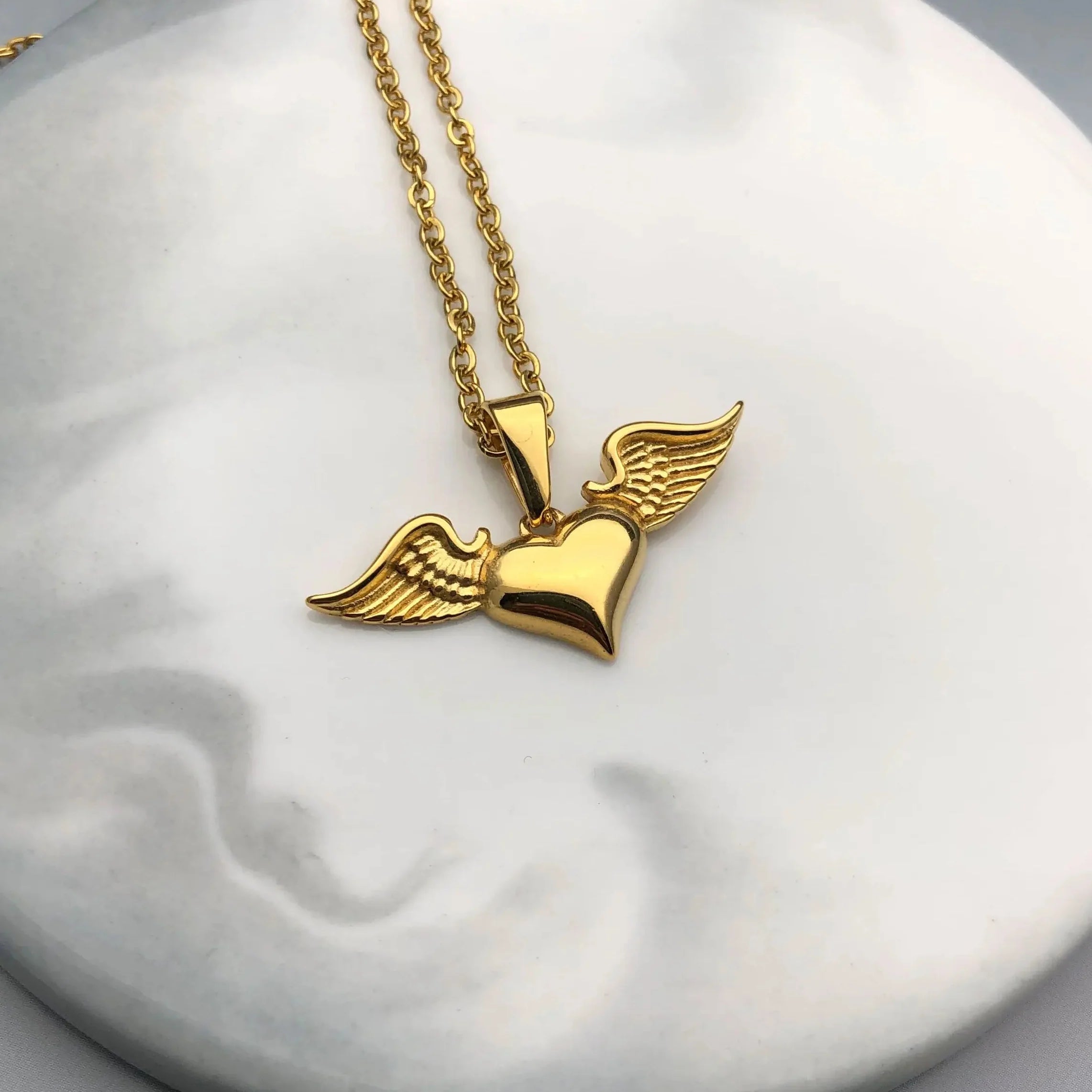 Collar con colgante de alas de ángel y corazón