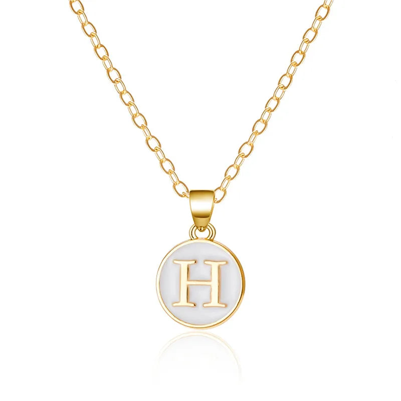 Collar con colgante blanco inicial h