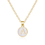 Collar con colgante blanco inicial a