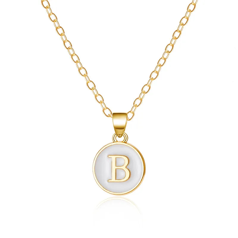 Collar con colgante blanco inicial b
