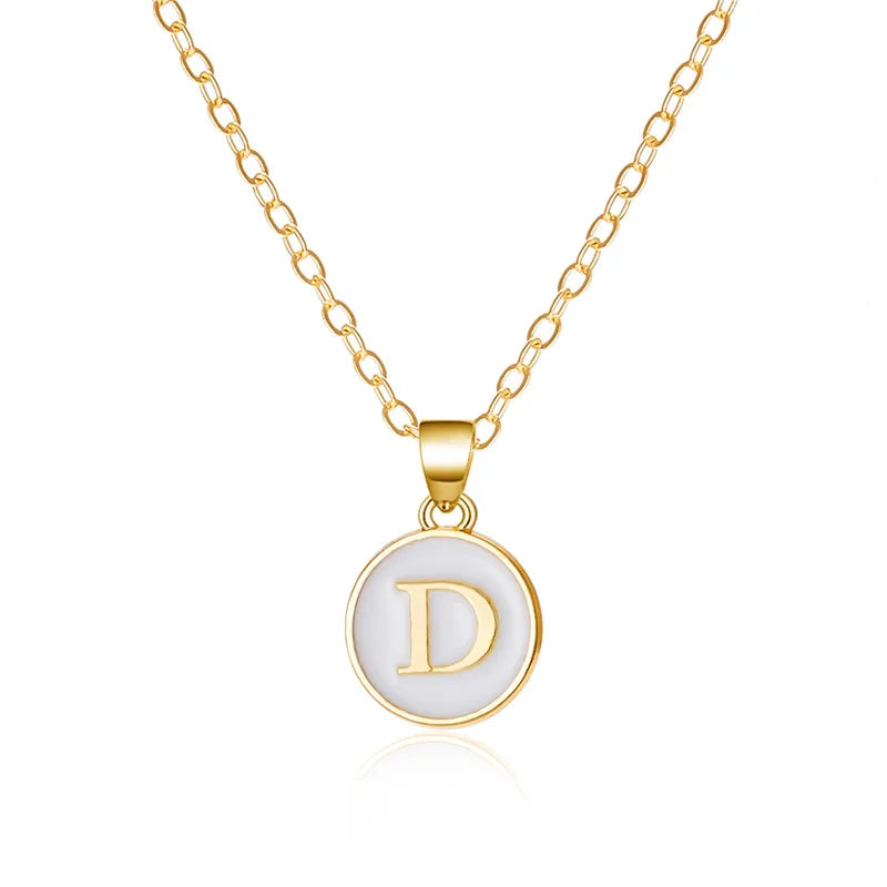 Collar con colgante blanco inicial d