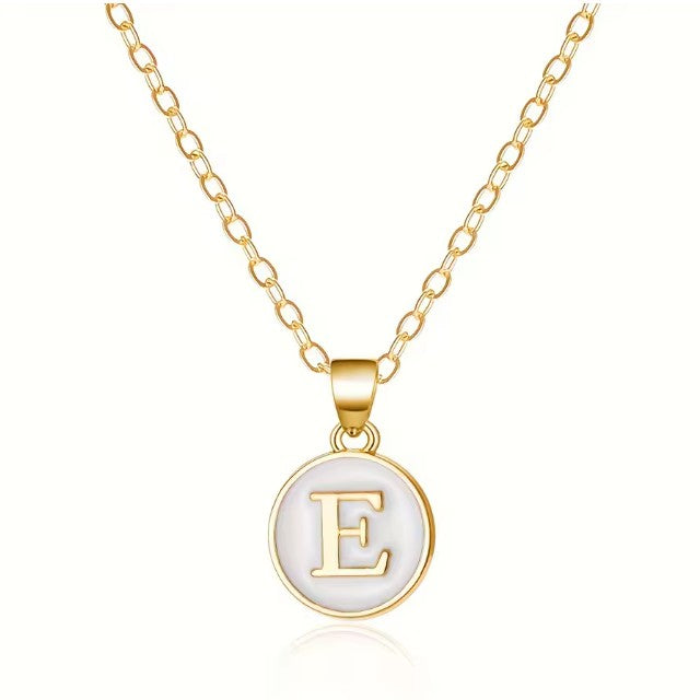 Collar con colgante blanco inicial - letra 