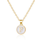 Collar con colgante blanco inicial f